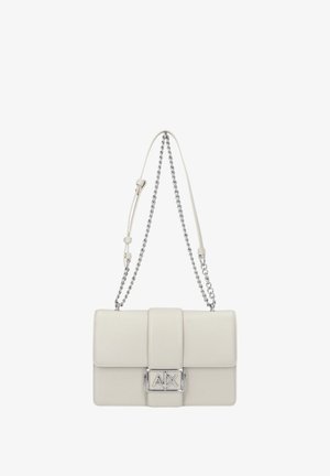Borsa a mano in pelle bianca con forma strutturata, hardware in tonalità argento e tracolla in catena e pelle. Presenta una chiusura a scatto elegante.