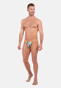 Farbenfrohe, blumenmusterte Badehose mit orangefarbenen Trägern, ausgestattet mit einem tief sitzenden Design und leichtem, dehnbarem Material.