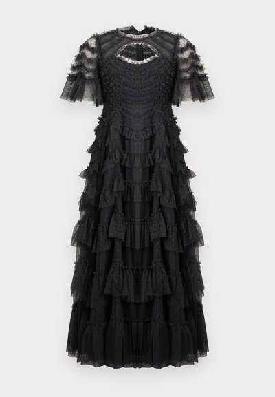 Czarna sukienka z warstwowego, przezroczystego materiału, zdobiona falbanami, z krótkimi bufkami i okrągłym dekoltem z wycięciem na plecach.