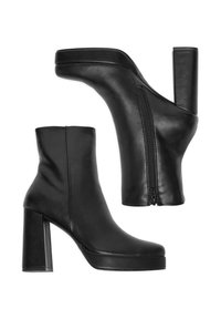 Czarne skórzane botki sięgające kostki z blokowym obcasem, zapinane na zamek, z zaokrąglonym noskiem. Gładka tekstura z minimalnymi detalami szwów.