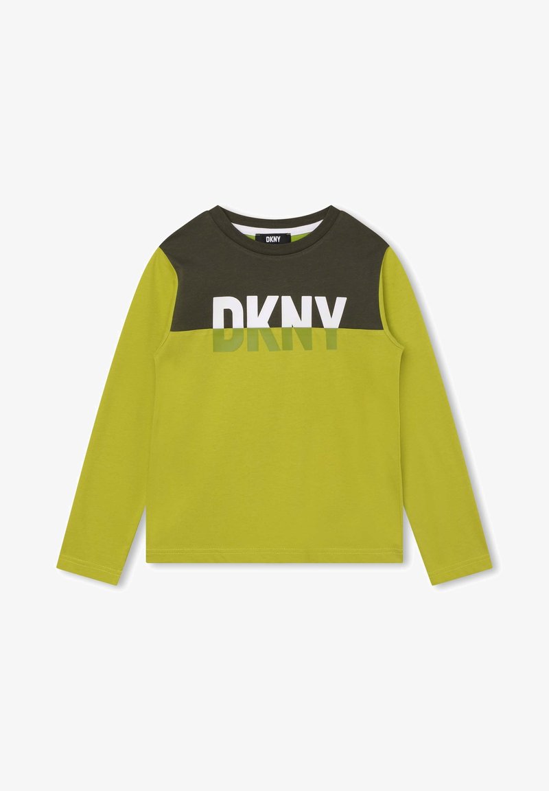 Camiseta de manga larga en verde lima, con un panel en verde oliva oscuro y un audaz logo blanco de "DKNY" en el pecho. Tejido de algodón suave y liso.