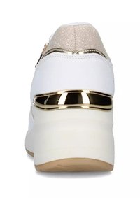 Sneaker bianca con una parte superiore beige testurizzata, fascia dorata sul tallone e una suola spessa bianca con un fondo marrone chiaro.