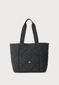 Svart quiltet totebag med brede håndtak, frontlomme med glidelås og liten fargerik logo-lapp på lommen.