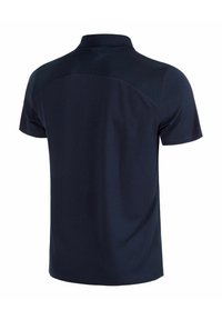 Navy poloshirt met een kraag, korte mouwen, een gladde textuur en gemusterde accenten op de schouders; achterkant weergegeven.