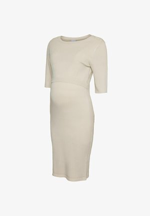 Vestido de maternidad beige con textura acanalada, mangas cortas y silueta ajustada que se adapta a una barriga en crecimiento, estilo hasta la rodilla.