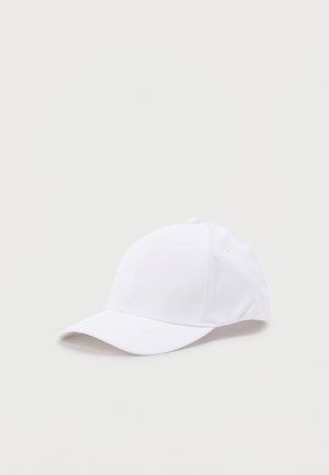 Cappellino da baseball bianco semplice con visiera curva, corona a sei pannelli e piccolo bottone di tessuto sulla sommità, appoggiato su una superficie chiara.