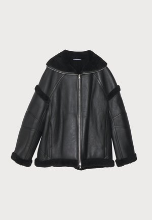 Veste en cuir noir avec fermeture éclair à l'avant, col large et accents en fausse fourrure sur les poignets et l'ourlet, offrant une coupe décontractée et carrée.