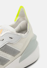 adidas Sportswear AVRYN - Športni copati - crystal white/lucid lemon