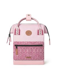 Rosa Rucksack mit geometrischem Muster auf der vorderen Tasche, strukturiertem Material, doppelten Griffen und einem runden Logo-Patch. Mit Reißverschluss und Details in dunklerem Rosa.