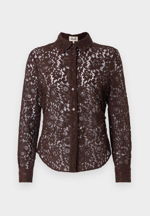 Camisa de botones marrón con encaje, cuello, mangas largas, patrones florales y un bajo ligeramente curvado. Tejido texturizado con elementos transparentes.