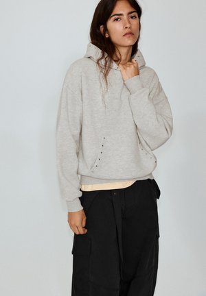 PULL&BEAR, STUDDED - HOODIE - Sweat à capuche - light grey