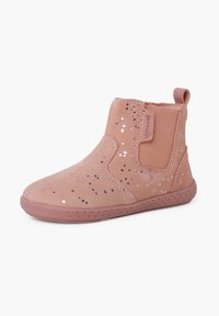 Stivale alla caviglia in suede rosa con accenti di glitter, pannello elastico laterale e suola in gomma con piccole perforazioni per una maggiore texture.