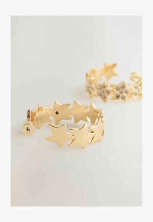 Arany csillag alakú karkötő, összekapcsolt dizájnnal, sima felülettel és csuklós záródással. A második karkötőn strasszkövek díszítik.