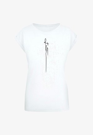 Bijela pamučna majica s kratkim roll-up rukavima, s crnim kurzivnim natpisom "Faith" ispisanim okomito po sredini.