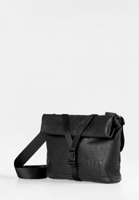 Borsa a tracolla nera in pelle con chiusura arrotolata, tracolla regolabile e logo in rilievo. Texture liscia con una forma semplice e rettangolare.