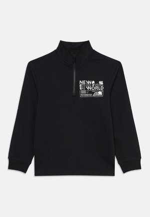 Sudadera negra con cremallera que presenta una impresión gráfica con el texto "NUEVO MUNDO" y diseños geométricos en la parte frontal.