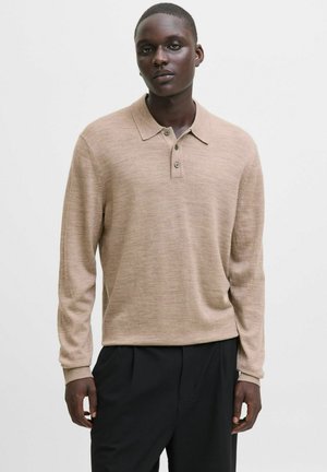 Beige Langarm-Polohemd mit Kragen, Drei-Knopf-Leiste und gestrickter Textur. Getragen mit schwarzen Hosen.