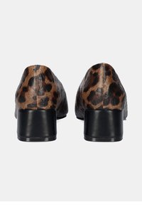 Zapatos de tacón cuadrado con estampado de leopardo y un acabado texturizado en marrón y negro. Punta redonda y tacón negro liso, diseñados para proporcionar estabilidad.