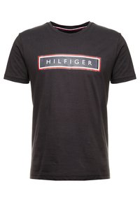 Černé tričko s krátkým rukávem s obdélníkovým logem uprostřed, na kterém je napsáno "HILFIGER" bílými písmeny, orámované červenou a bílou barvou.