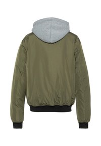 Olivgrüne Bomberjacke mit grauer Kapuze. Das Design zeichnet sich durch gerippte Bündchen und Saum, eine glatte Stofftextur und eine taillierte Silhouette aus.