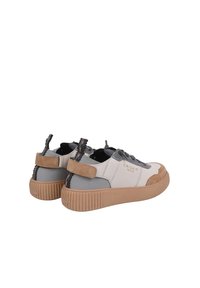 Sneakers con dettagli in suede color beige, parte superiore in tessuto grigio e suola in gomma. Presentano un tallone imbottito e cuciture a contrasto su un sabot.
