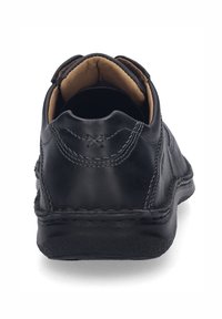 Černá kožená bota se zaoblenými zády, viditelným švem a měkkým interiérem. Hladký povrch s vyztuženou podrážkou pro zvýšenou odolnost.