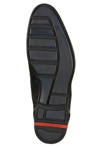 Semelle de chaussure noire en matériau caoutchouteux, présentant un motif de bande de roulement segmenté, une surface texturée et une bande d'accent rouge.