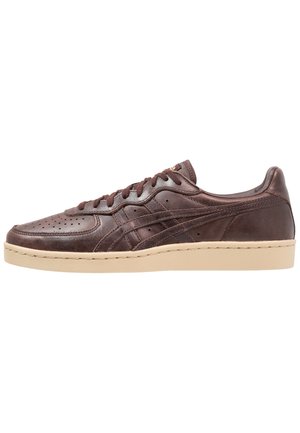 Lavtop brun lædersneaker med perforeret tå, snørelukning og cremefarvet gummisål set fra ydersiden.