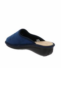 Scarpa slip-on in tessuto blu con suola a cuscino testurizzato, punta arrotondata e dettagli di cucitura discreti lungo il bordo superiore.