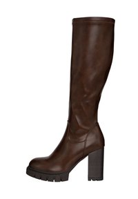 Bota de cuero marrón hasta la rodilla con un tacón grueso y acanalado, textura suave, punta redondeada y un detalle de costura minimalista en el caño.