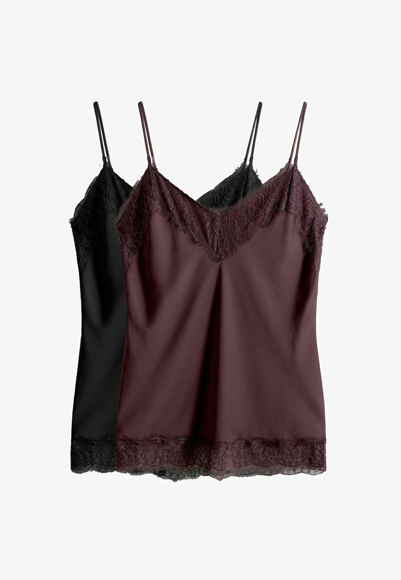 Twee hemdjes: één bordeauxrood en één zwart, beide met kanten rand langs de halslijn en zoom, voorzien van dunne verstelbare bandjes.