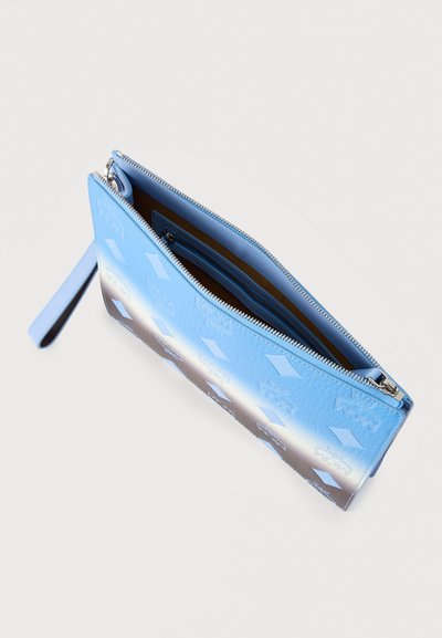 Φωτεινό γαλάζιο τσαντάκι καρπού με λευκή και καφέ διαβάθμιση, ανάγλυφα λογότυπα, κλείσιμο με φερμουάρ και μικρή εσωτερική τσέπη με φερμουάρ, εμφανιζόμενο ανοιχτό.