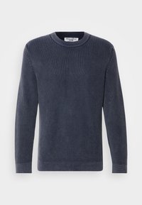 Mørkeblå ribbestrikket genser med rund hals, lange ermer og teksturert stoff. Har subtil merkevare på kragen.