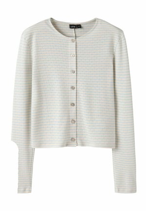 Cardigan à manches longues de couleur crème avec des rayures horizontales bleu clair, encolure ronde et sept boutons devant.