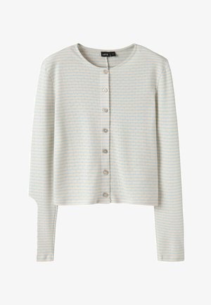 Cardigan à manches longues de couleur crème avec des rayures horizontales bleu clair, encolure ronde et sept boutons devant.