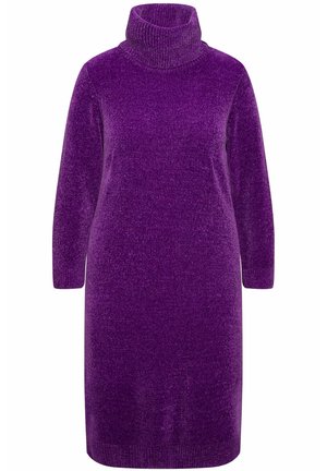 Abito lavorato a maglia viola con colletto alto, maniche lunghe e vestibilità ampia. Superficie testurizzata e colore uniforme senza motivi o dettagli.