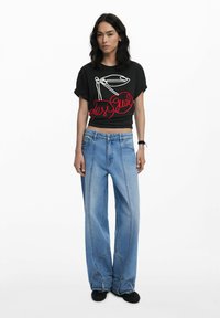 Desigual CHERRY EMBOSSED - T-shirt con stampa - black