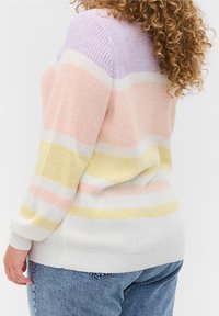 Sweter z prążkowanego dzianiny w pastelowych kolorach (fioletowym, różowym, żółtym, białym). Posiada luźny krój, ściągacze na rękawach i teksturowany materiał.