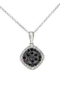 Collar de cadena de plata con un colgante en forma de diamante, adornado con gemas negras y transparentes en un patrón circular.