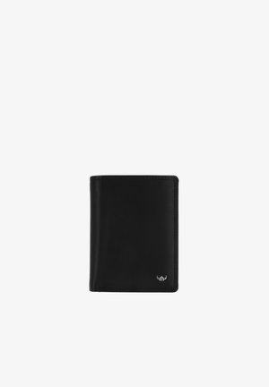 Portafoglio in pelle nero bifold con cuciture minime e piccolo logo argentato nell'angolo in basso a destra su sfondo bianco.