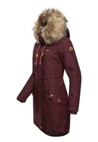 Burgundy parka with a faux fur hood, drawstrings at the neck, two side pockets, and ribbed cuffs. Features a logo patch on the shoulder.