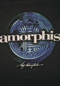Černé tričko s kulatou modrou grafikou s komplikovanými vzory, přes které je umístěno slovo "amorphis" tučnými bílými písmeny a podpisem.