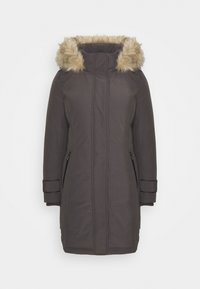 Mörkgrå vadderad vinterjacka med framdragkedja, dragkedjefickor på sidan, justerbara handledsremmar och huva med pälskant, uppställd mot vit bakgrund.