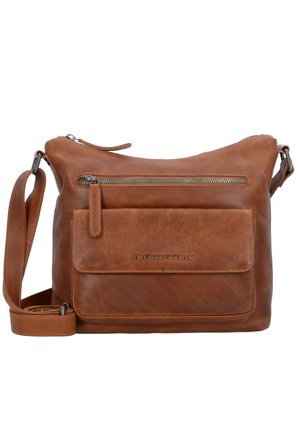 Borsa a spalla in pelle marrone con una principale tasca con zip, tasca frontale, tracolla regolabile e dettaglio del logo del marchio impresso.