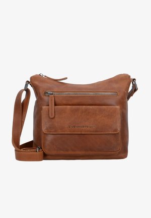 Borsa a spalla in pelle marrone con una principale tasca con zip, tasca frontale, tracolla regolabile e dettaglio del logo del marchio impresso.