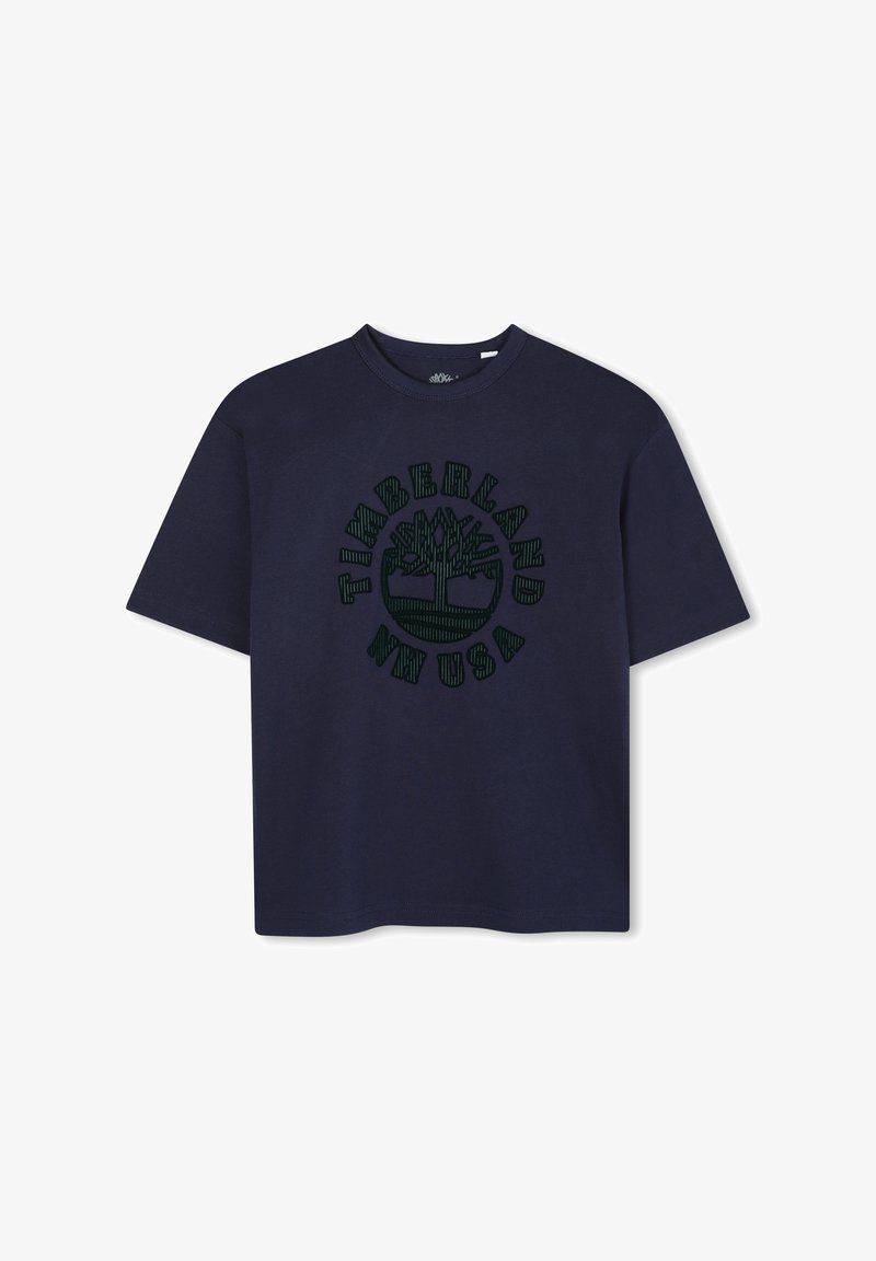 Jūras zila kokvilnas T-krekls ar apaļu kakla izgriezumu un īsām piedurknēm. Centrā atrodas zaļš grafiskais logo un teksts "Timberland USA".