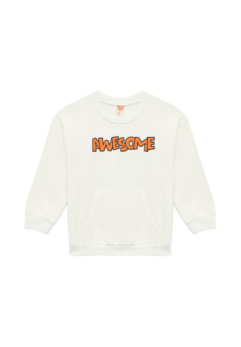 Sudadera blanca con cuello redondo y mangas largas. Presenta un bordado en naranja con el texto "AWESOME" y un bolsillo frontal. Tejido suave.