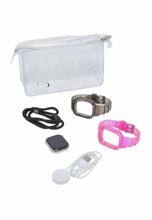 Klare Plastik-Reißverschlusstasche mit zwei Smartwatch-Armbändern, einem Smartwatch-Gehäuse, einem Ladekabel und einem schwarzen Trageband vor weißem Hintergrund.