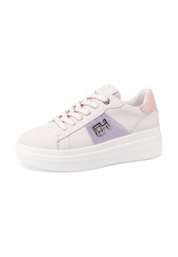 Sneaker in pelle bianca con accenti lavanda e rosa, lacci piatti e suola platform. Presentano un logo decorativo sui lati.