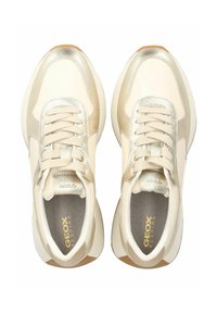 Sneaker GEOX con una toma in pelle beige chiaro, dettagli in oro metallizzato, chiusura con lacci e suola in gomma beige testurizzata.